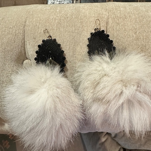 Indigenous handmade Earring with real blue fox fur - Picture 3 of 6